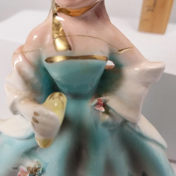 Vintage lady figurine - Picture 3 of 3